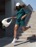 Изумрудный костюм футболка-шорты, динамичный ракурс, свободный силуэт