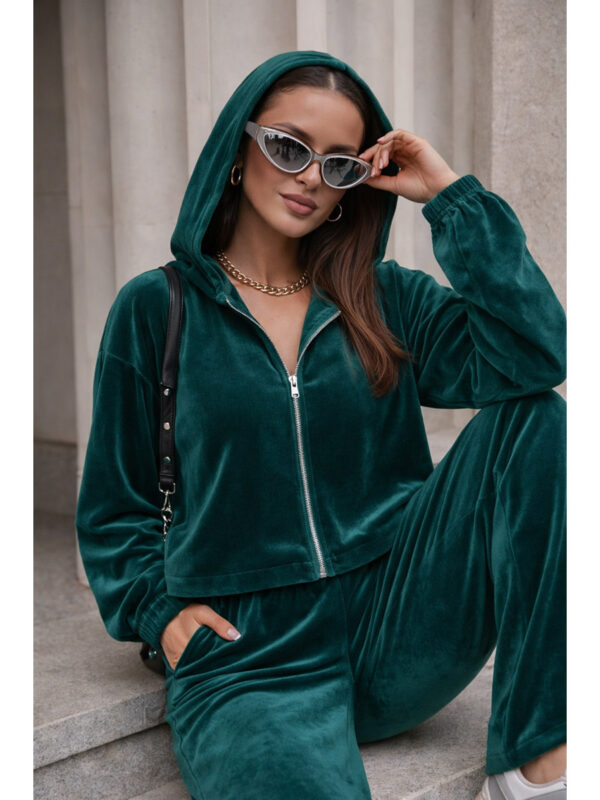 Изумрудный костюм кофта и штаны, крупный план, велюровый
