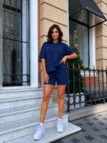 Костюм футболка и шорты индиго, прогулочный образ, прямой силуэт