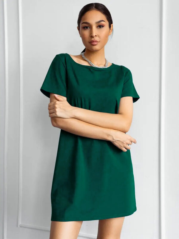 Изумрудное платье короткой длины, фронтальный ракурс, комфортный фасон