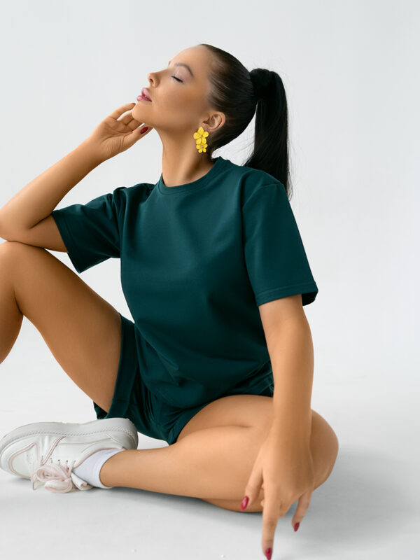 Костюм футболка и шорты изумрудный, сидя, расслабленный силуэт