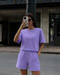 Сиреневый костюм футболка и шорты, фронтальный ракурс, прямой крой